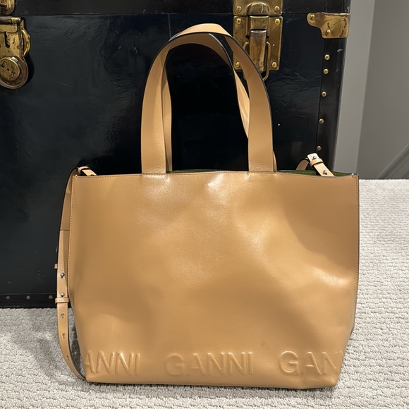 ๐ฉ๐ปโ๐ป Ganni Extra Wide Banner Tote - Picture 2 of 6